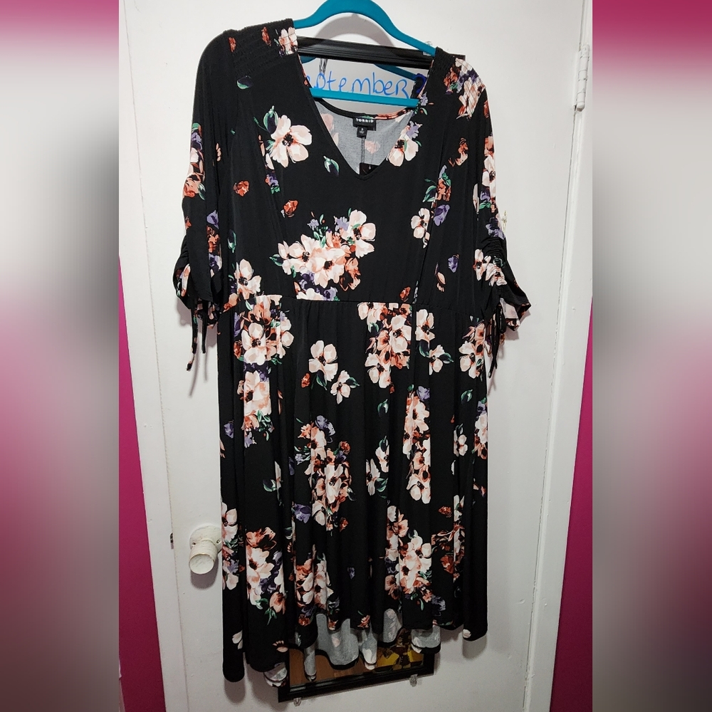 NWT Torrid Black Floral Tie Sleeve Skater
